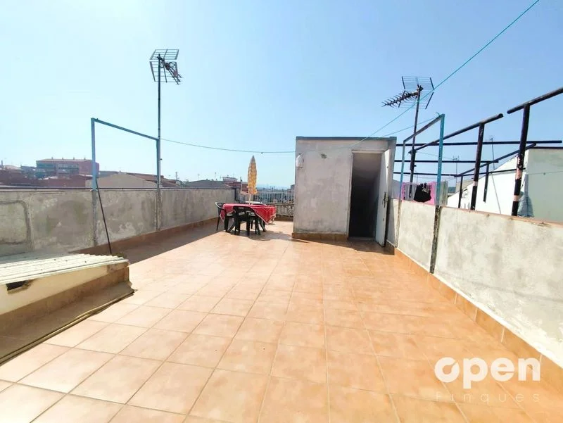 Piso de tres dormitorios con local comercial
