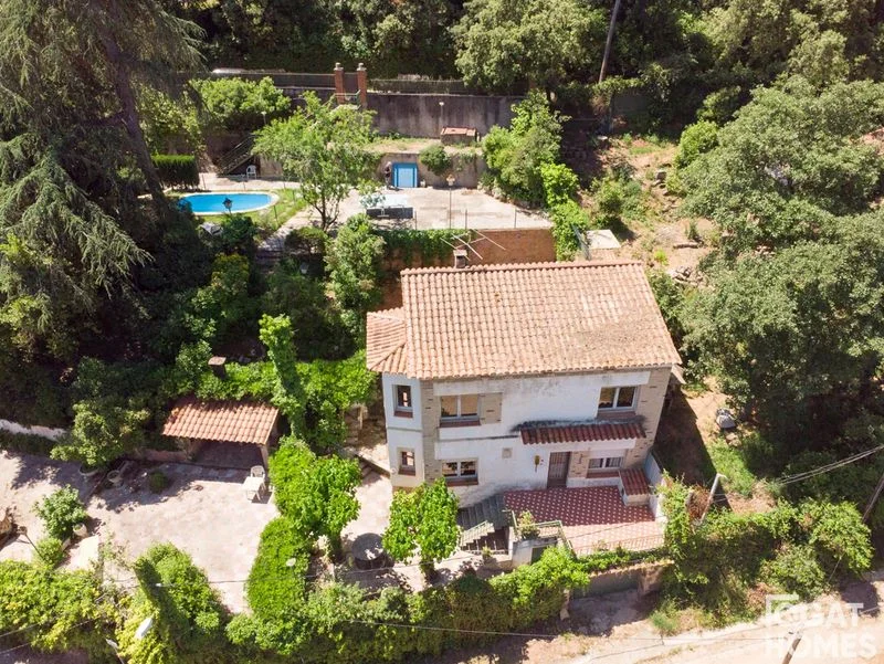 Casa de cuatro dormitorios con piscina y garaje