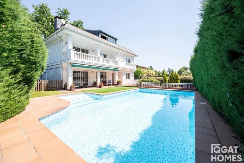 Independent chalet with pool, 5 bedrooms