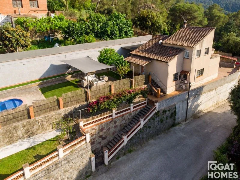 Detached chalet with pool, 5 bedrooms