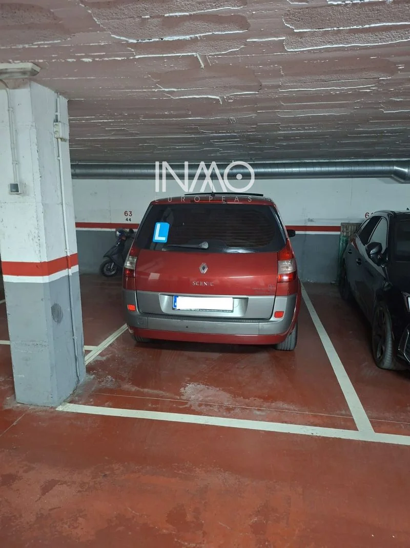 Large-car garage in Rubí basement