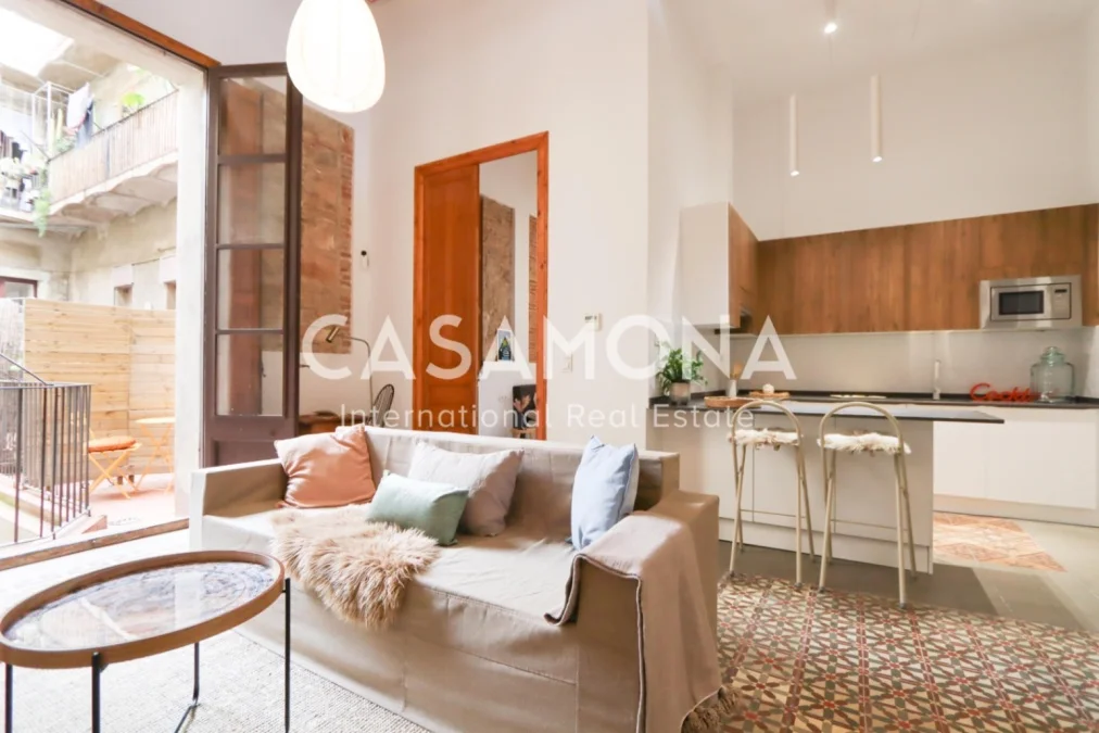 Piso renovado en el Gótico con terraza privada
