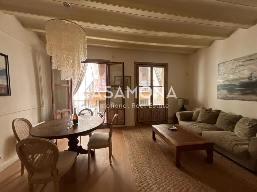 Apartamento renovado en el Gótico con dos balcones