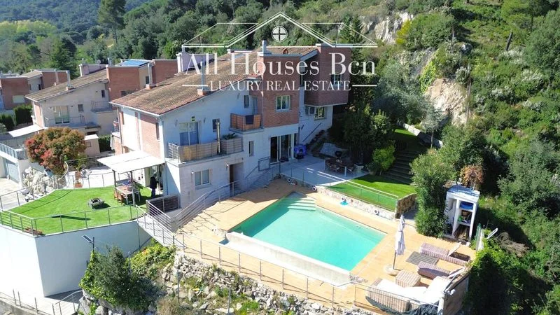 Casa con piscina privada y vistas despejadas