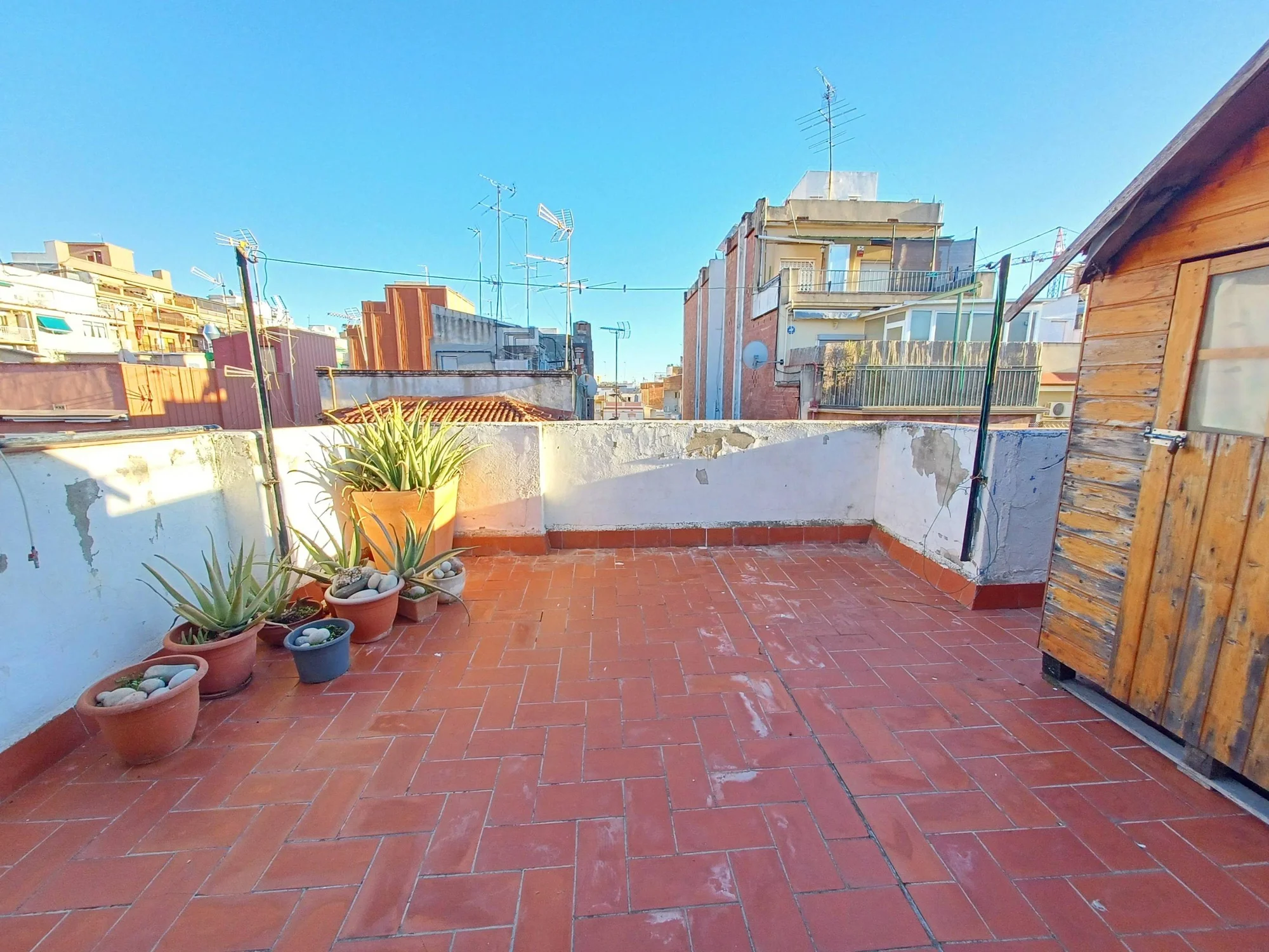 Ático soleado de dos habitaciones con terraza