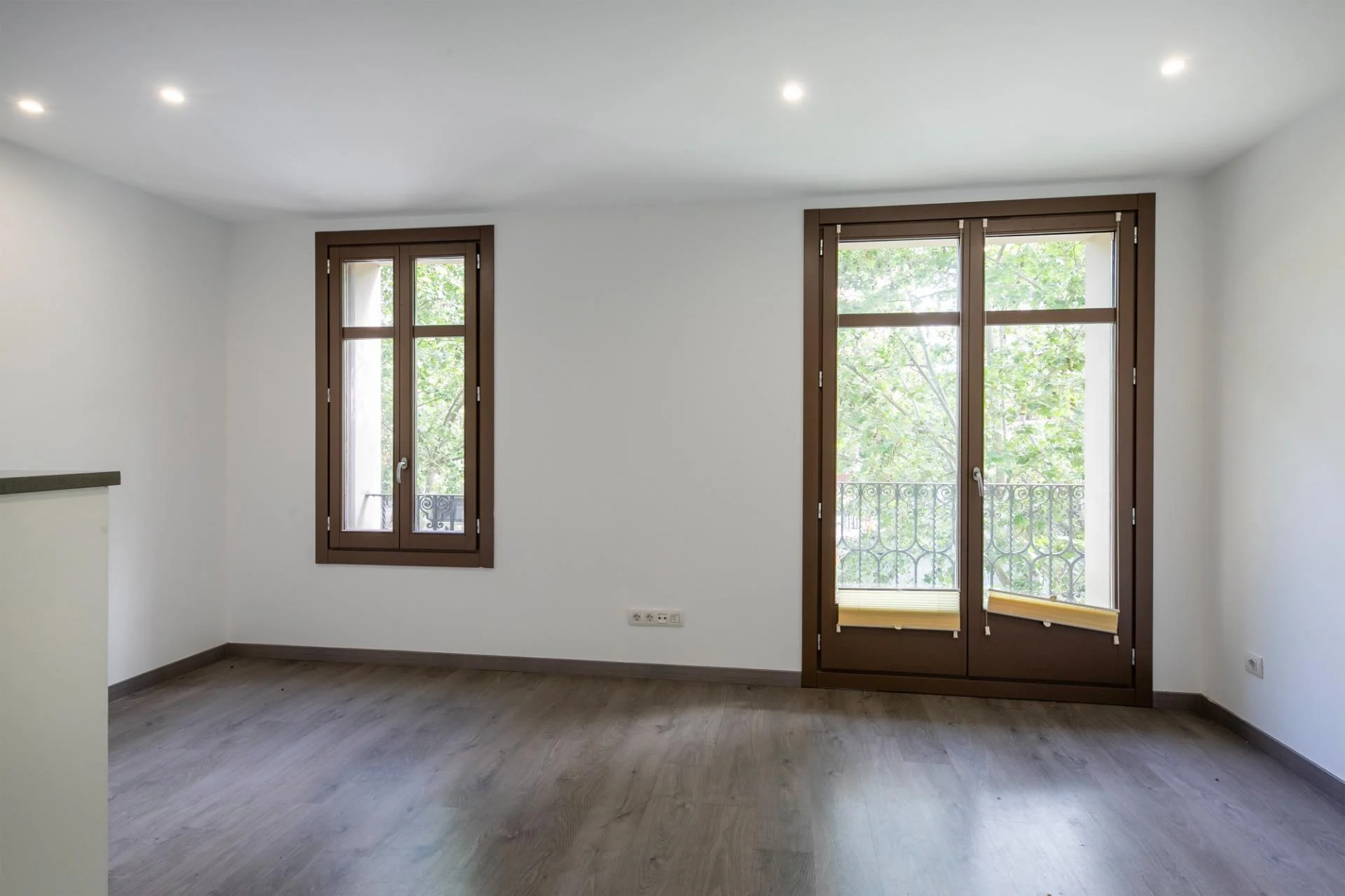 Exterior flat with balcony, two bathrooms
