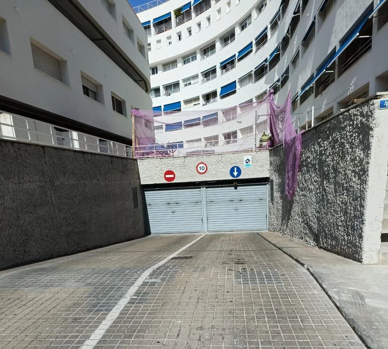 Amplia plaza de parking en Eixample