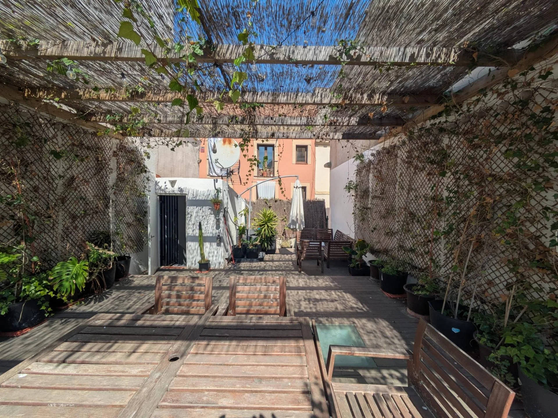 Ático luminoso en El Raval con terraza de 70 m²