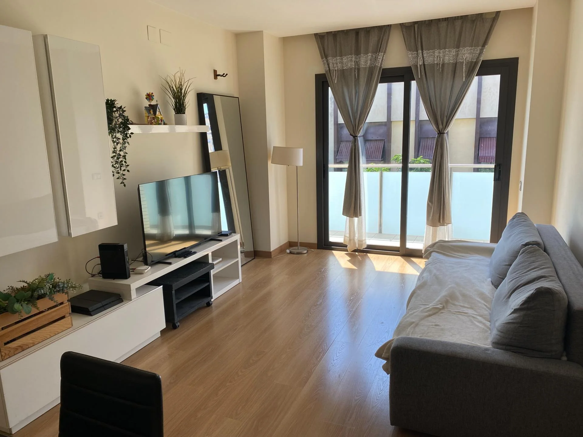 Tenanted La Sagrera flat, 84 m²