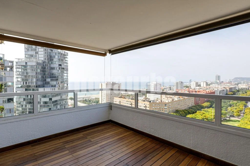 Sea-view flat with communal amenities