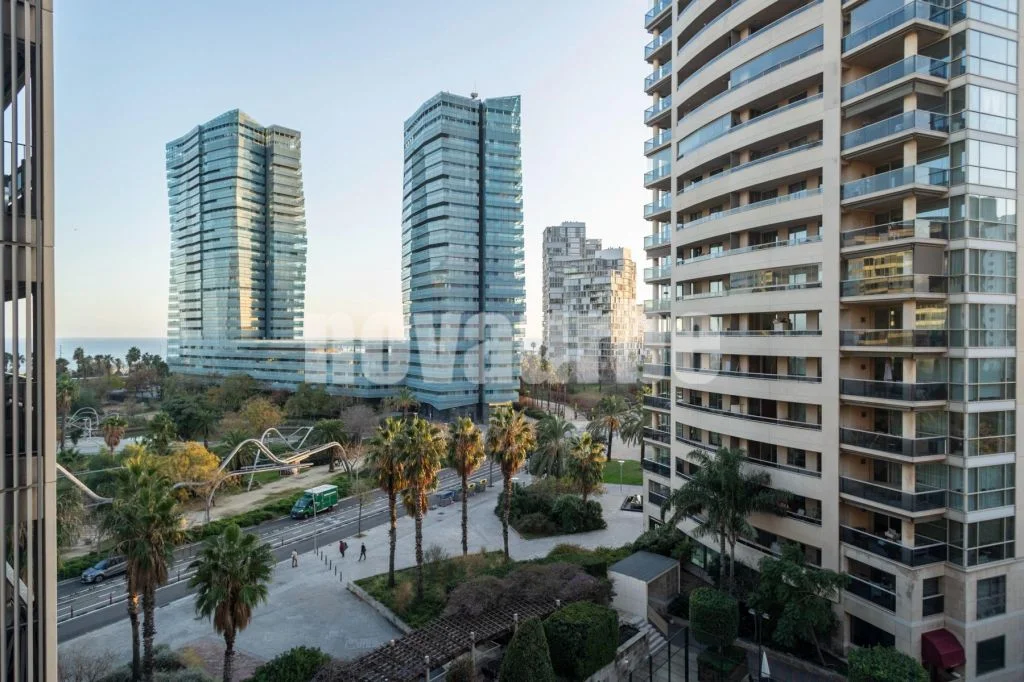 Piso con vistas al mar y terraza en Barcelona