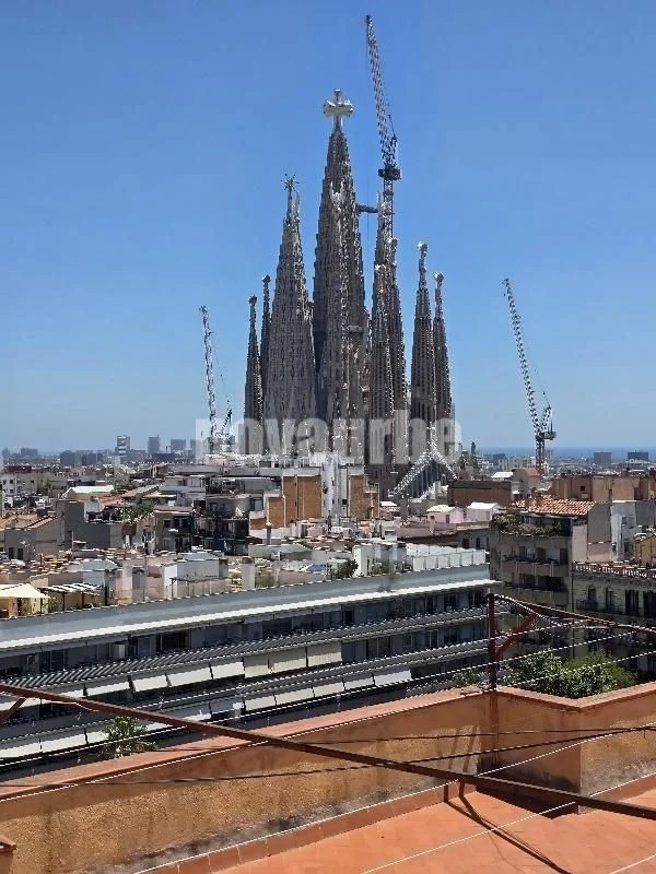 Renovated Eixample flat with four bedrooms