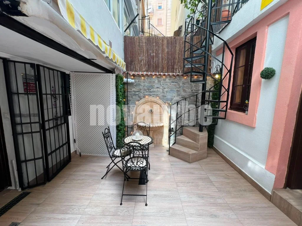 Dúplex reformado en Poble Sec con patio