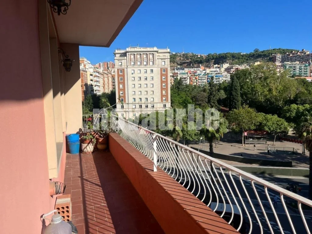 Piso luminoso de cuatro dormitorios en Barcelona