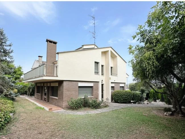Casa esquinera aislada con 7 habitaciones