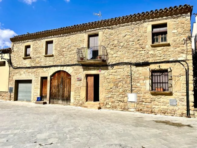 Casa histórica orientada al sur con potencial
