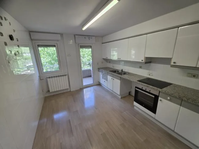 Central Manresa flat with communal pool
