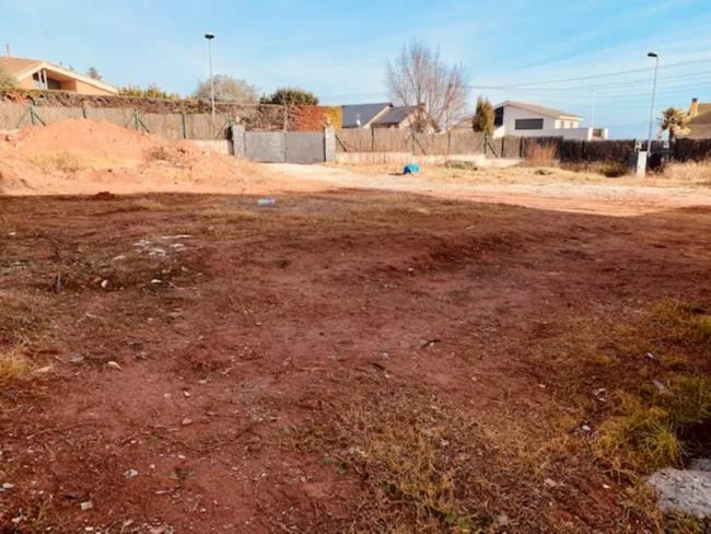Solar esquinero de 560 m² en Pineda