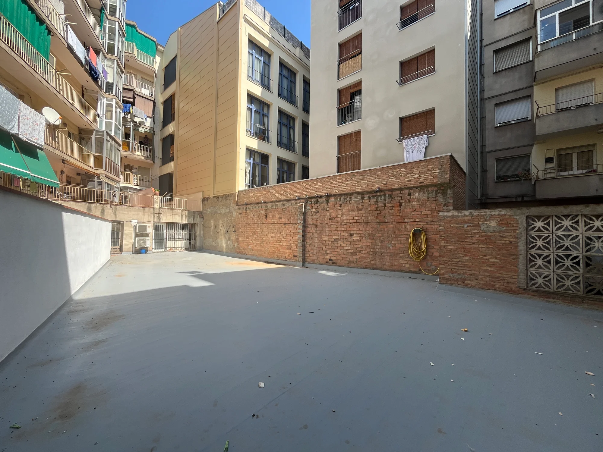 Flexible Manresa commercial space with terrace