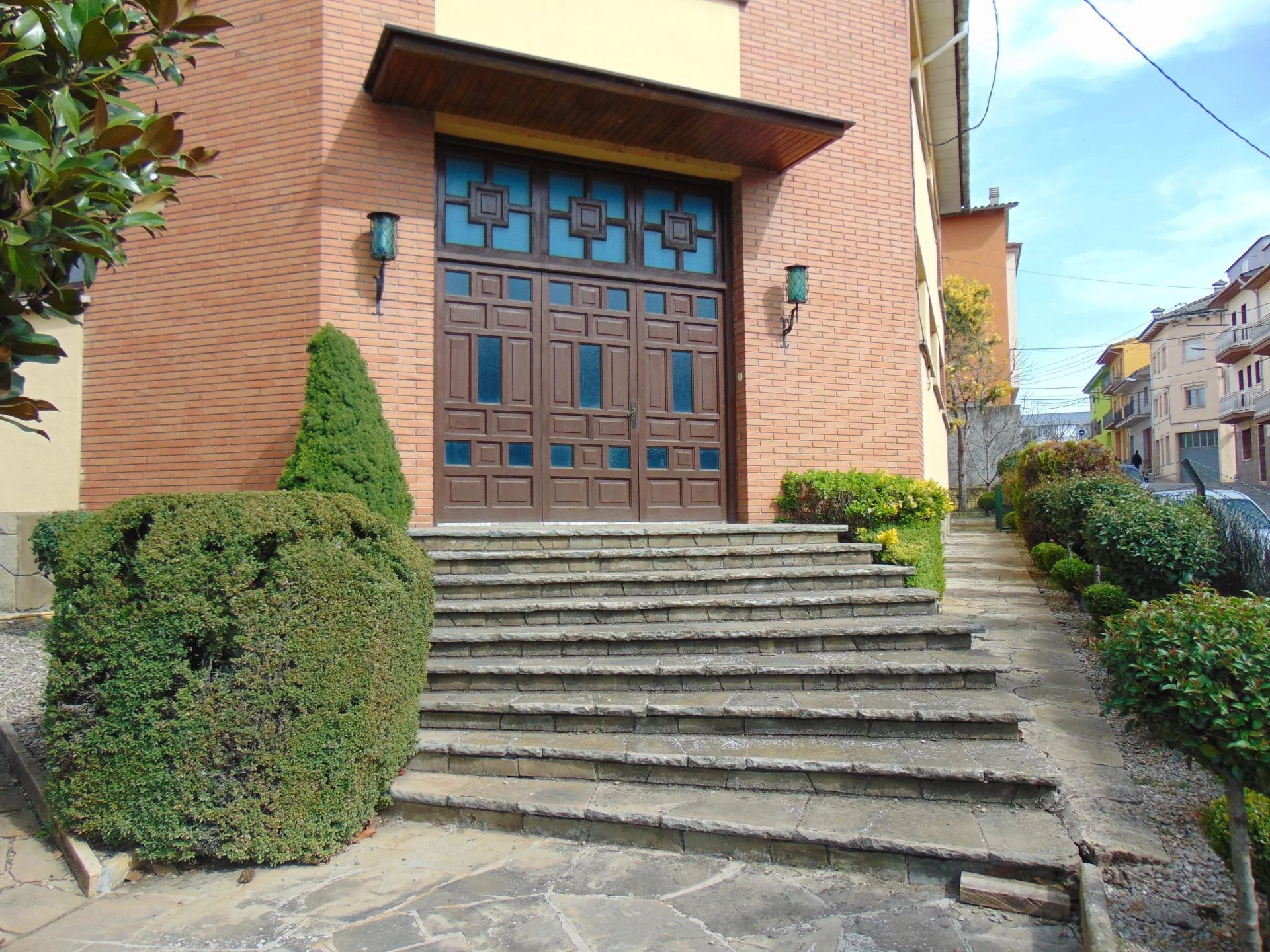 Gran casa mixta con jardín