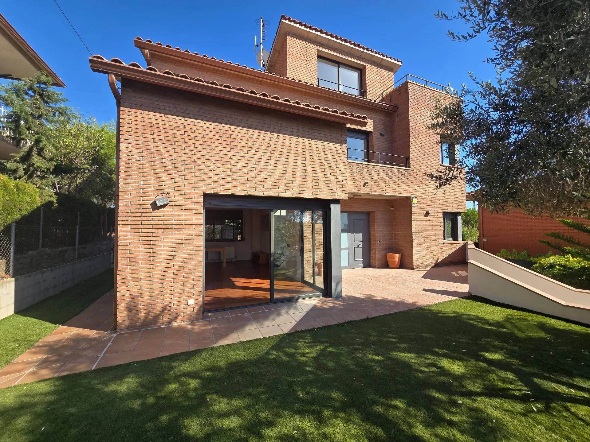 Spacious Rubí chalet with four-car garage