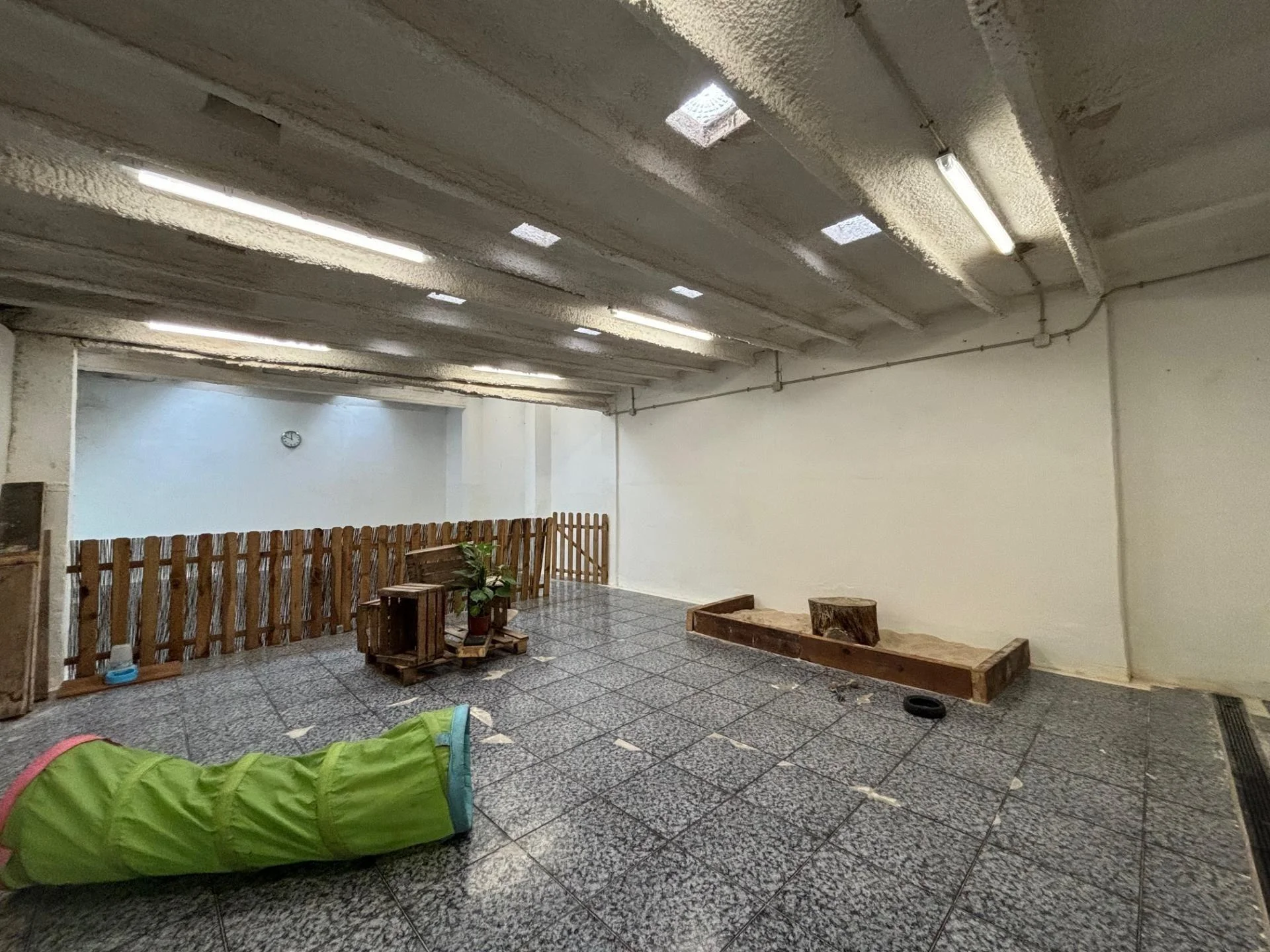 Local comercial reformado en Barcelona, 280 m²