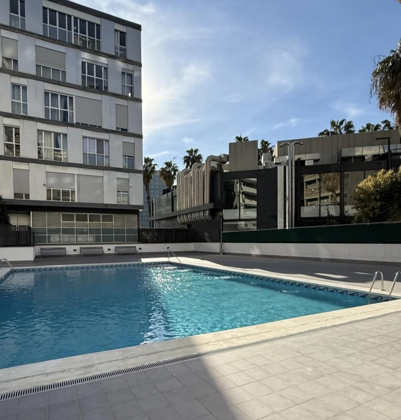 Piso luminoso en Barcelona con piscina comunitaria
