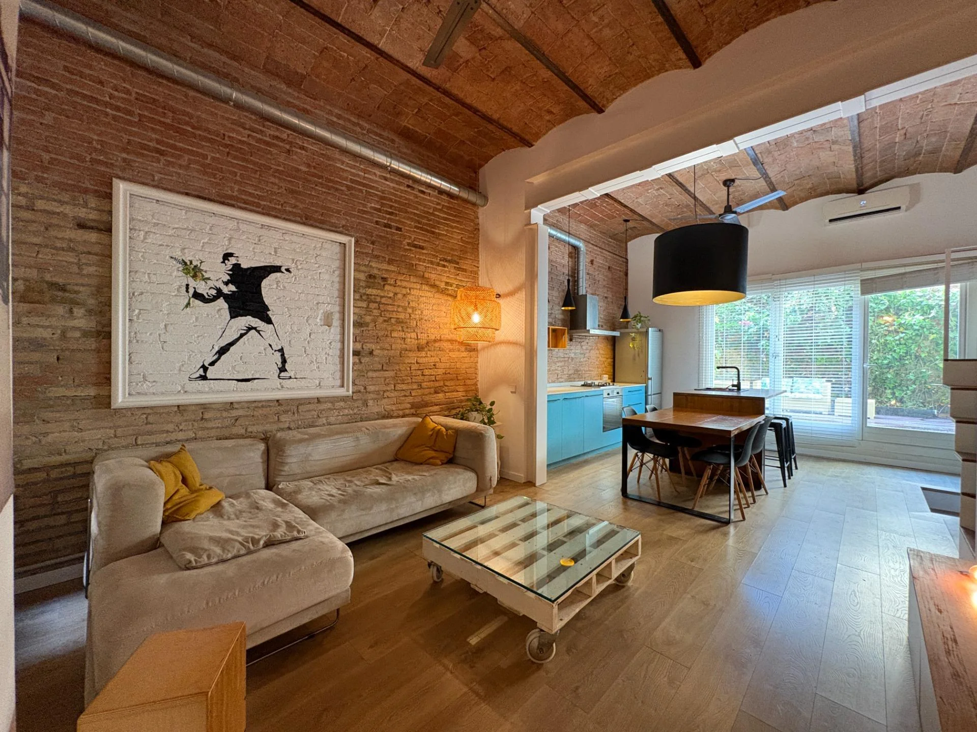 Loft reformado en Barcelona con terraza de 25 m²