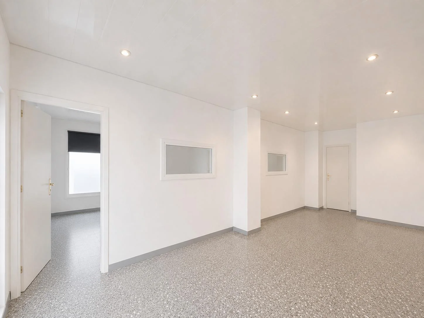 Corner commercial unit with conversion potential