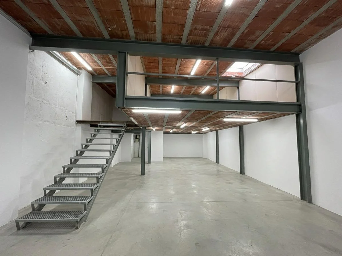 Amplio local comercial con altillo