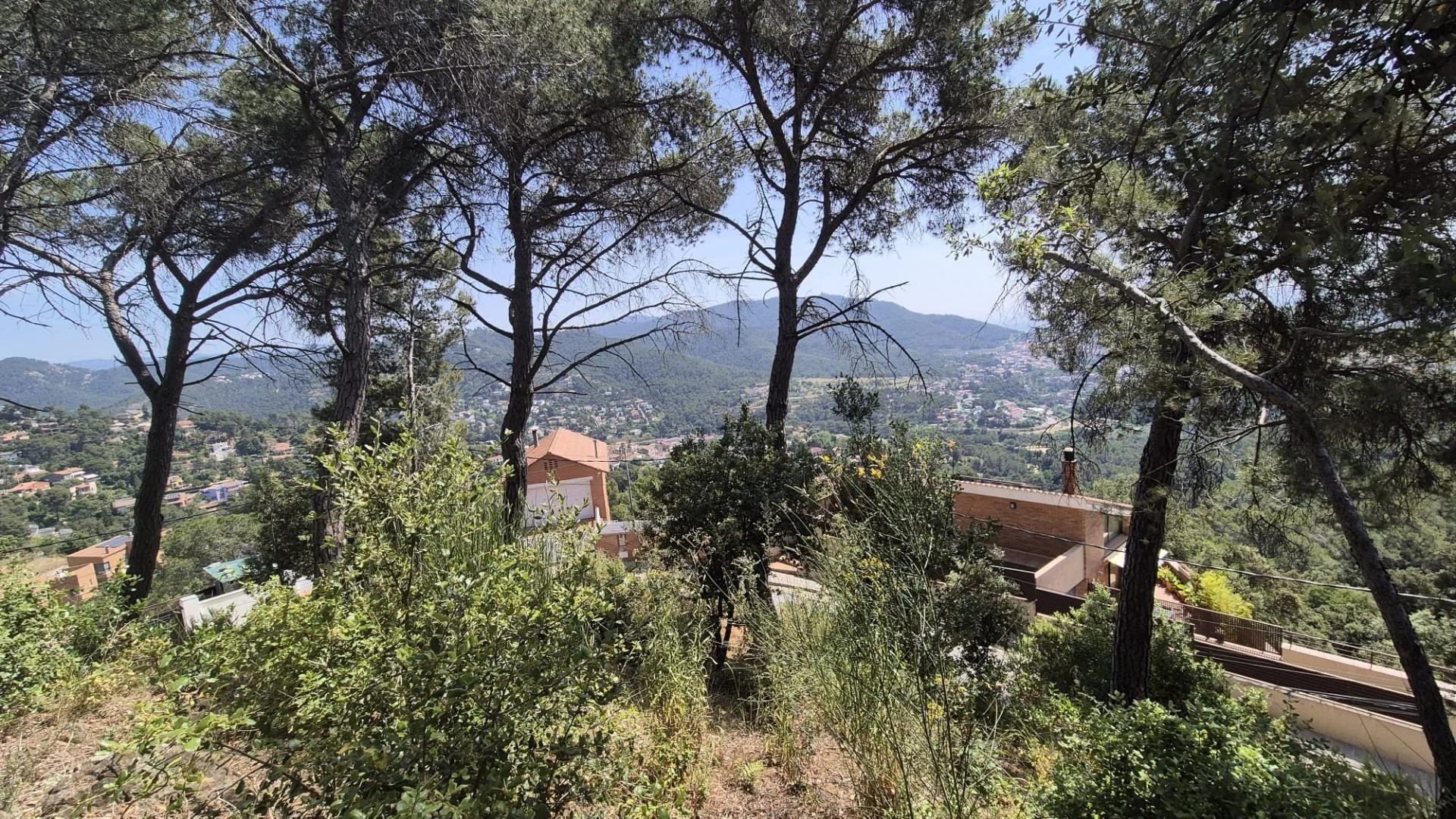 Urban plot with panoramic open views