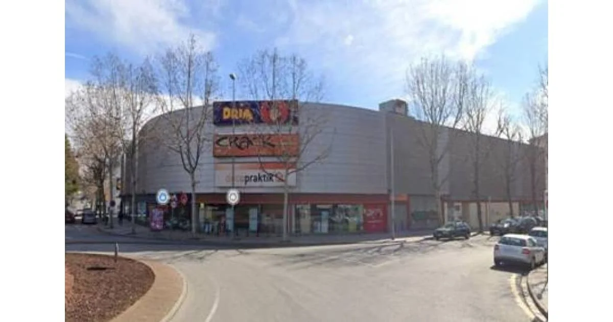 Centro comercial con 12 locales