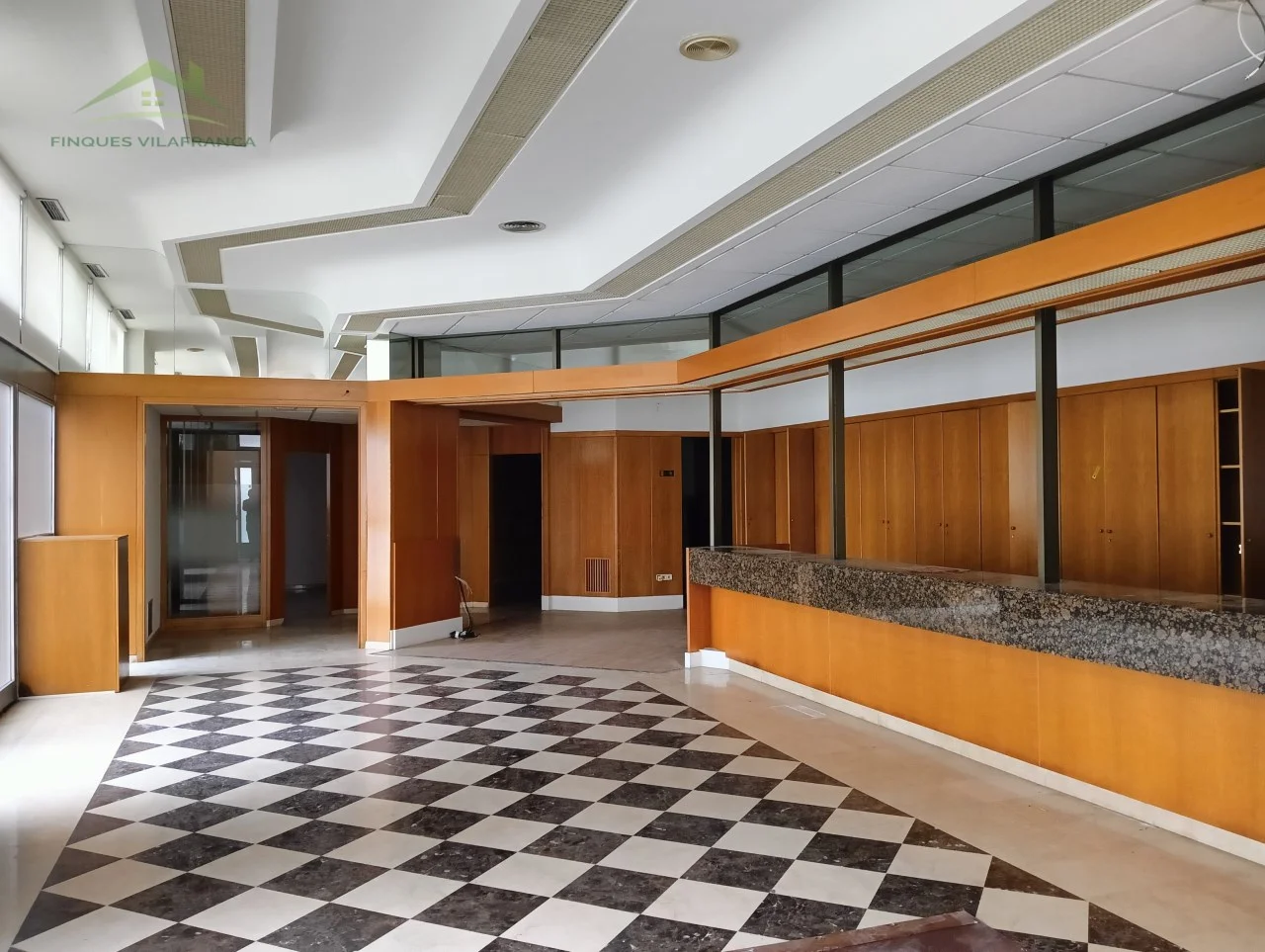 Local comercial esquinero en Poble Nou