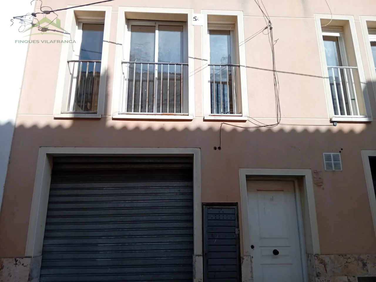 Edificio con dos dúplex y local