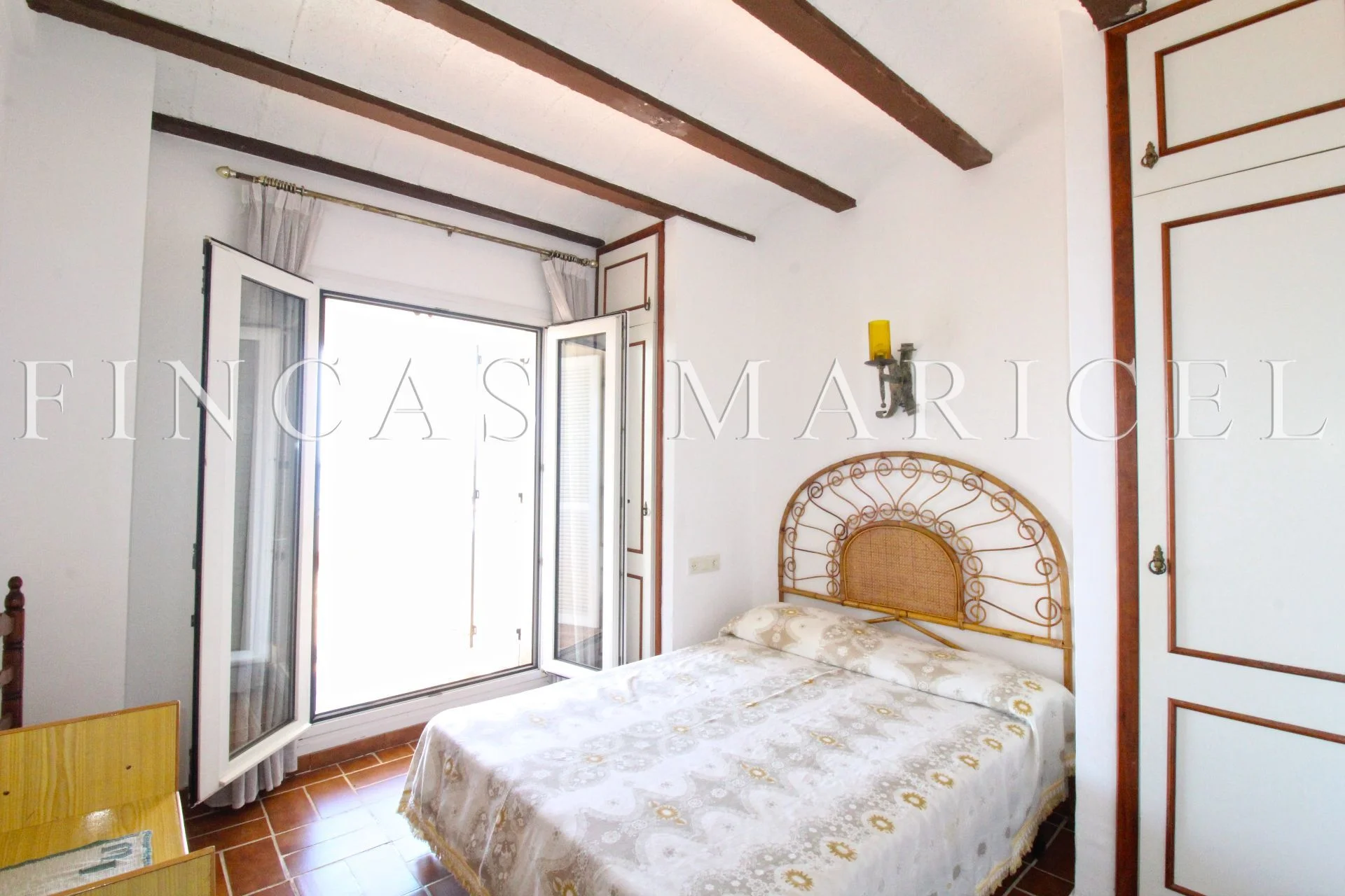 Chalet en Calafell con tres viviendas y vistas al mar