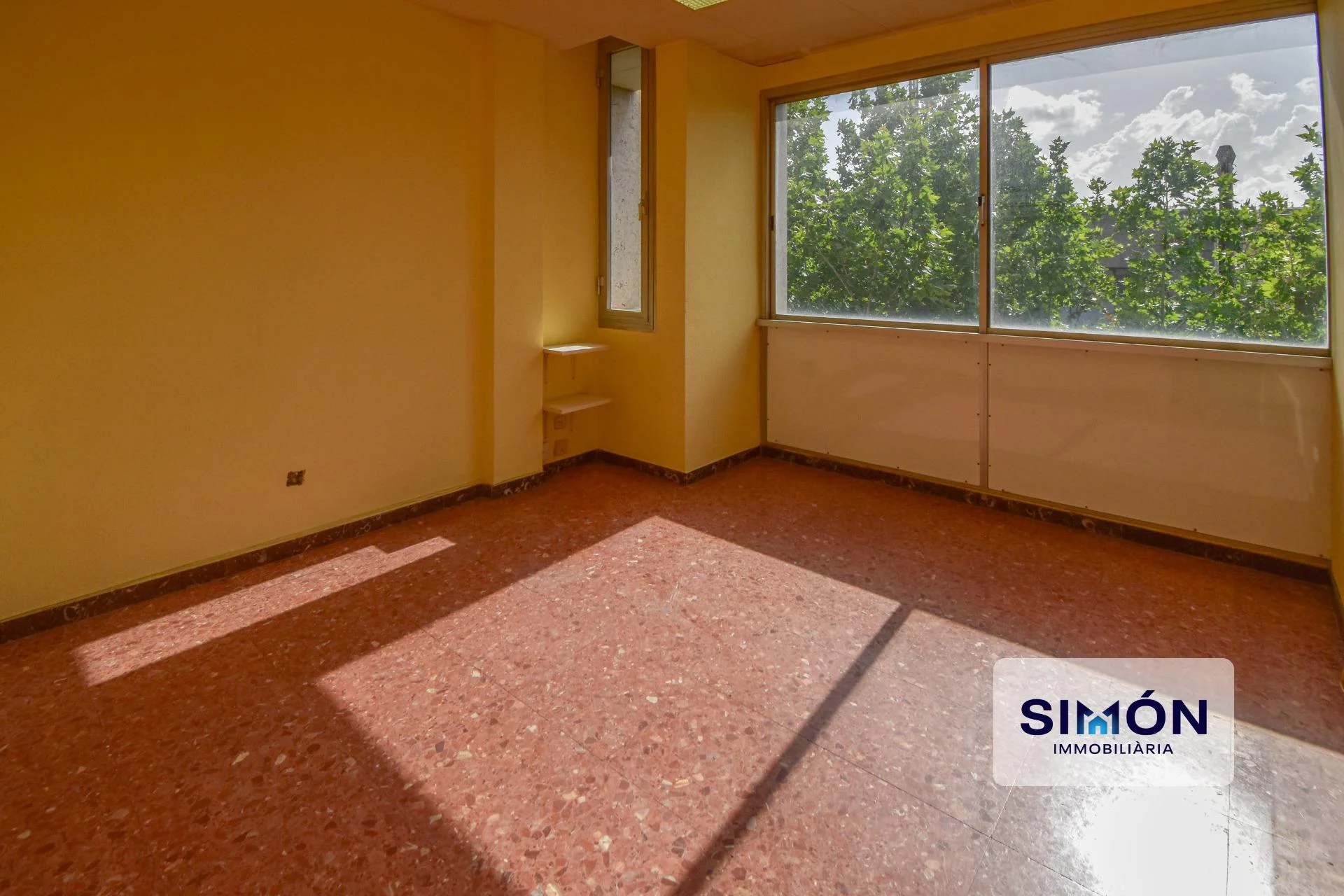 Central Manresa commercial unit, 76 m²