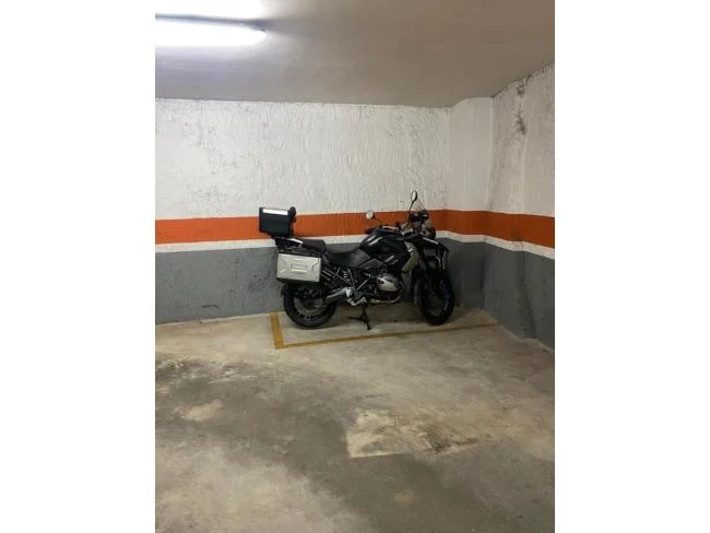 Garaje compacto para moto en Ripollet
