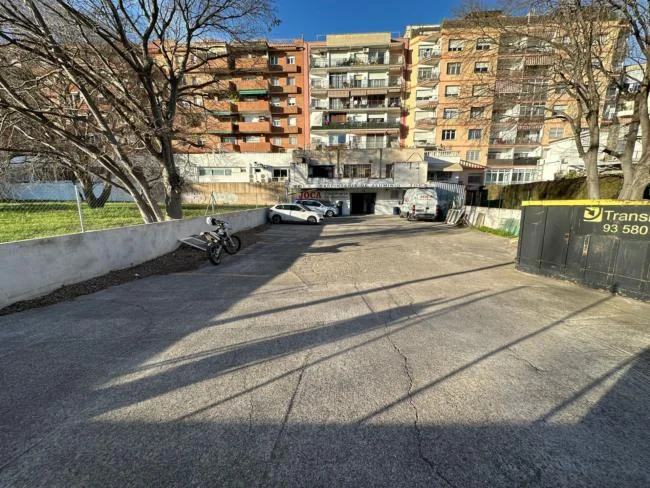 Gran local comercial de 933 m² en Cerdanyola