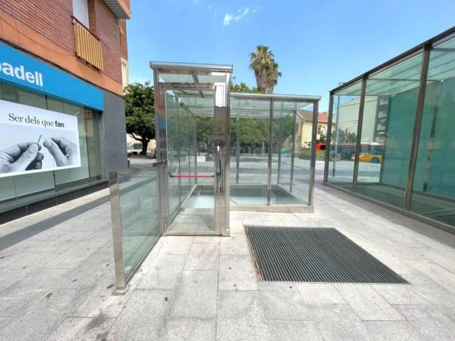 Enclosed 12 m² parking in Centre