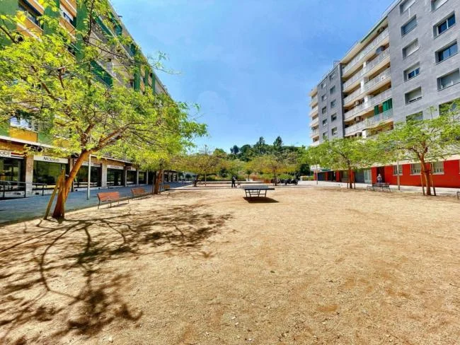 Piso orientado al sur con tres habitaciones