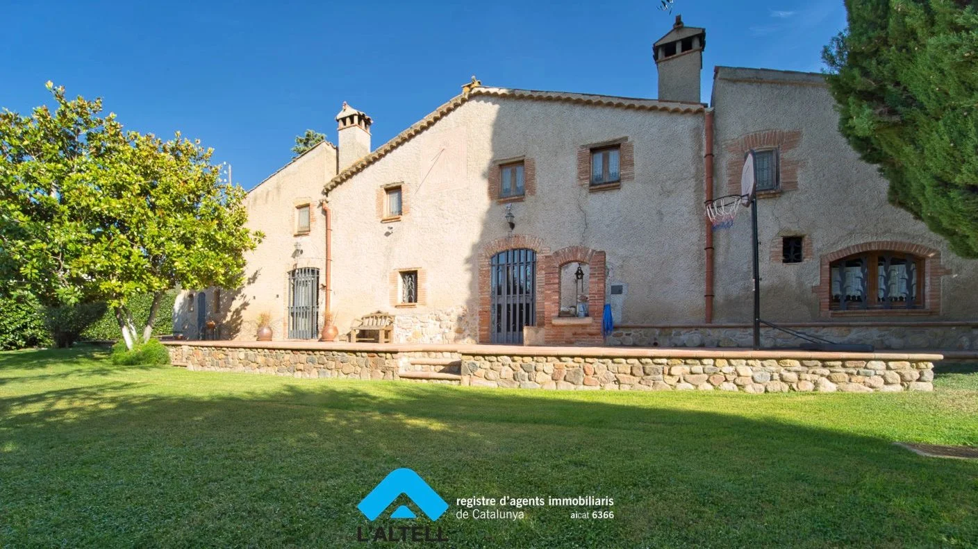 Masía reformada en parcela de 2.050 m²