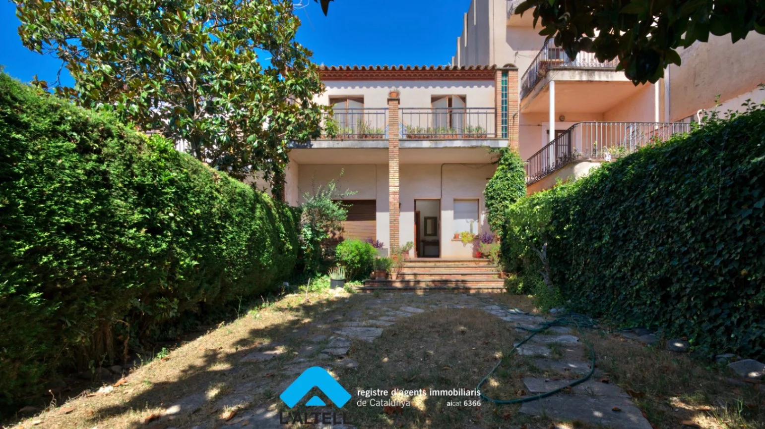 Casa céntrica de dos plantas para reformar