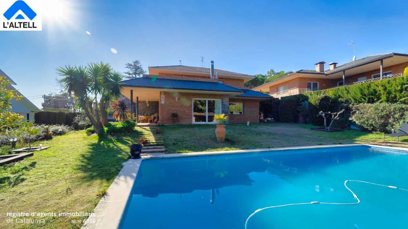 Casa espaciosa con piscina en Les Roquetes