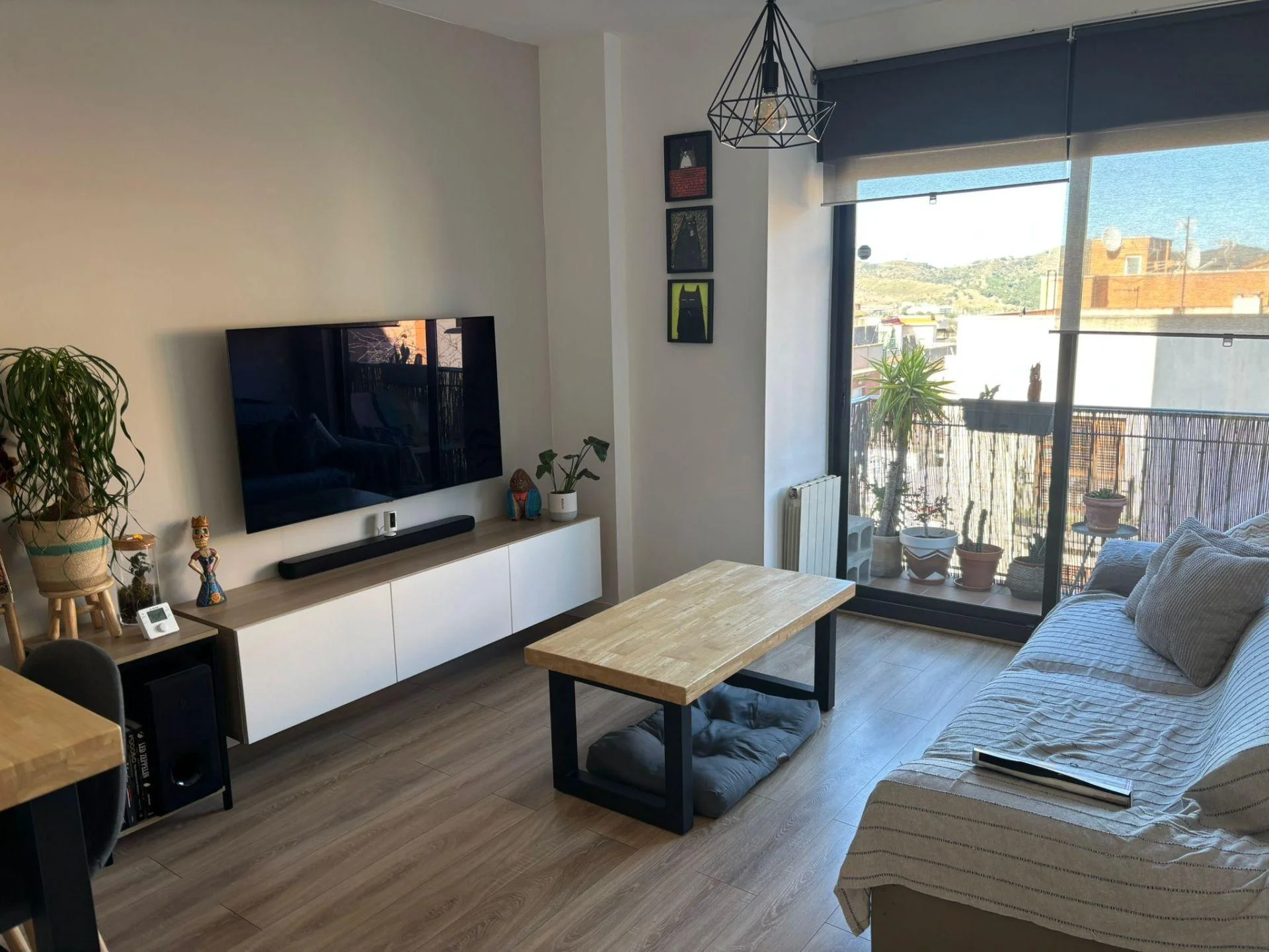 Exterior Barcelona flat, three-bedroom dual aspect
