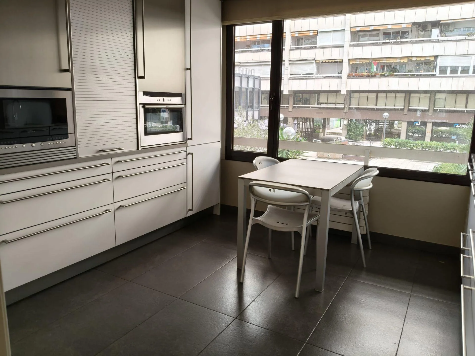 Piso reformado en Eixample, dos suites