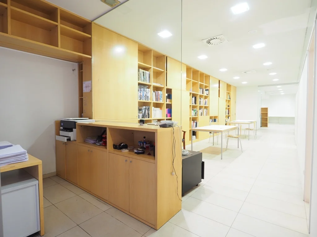 Local de oficinas esquinero en centro de Granollers