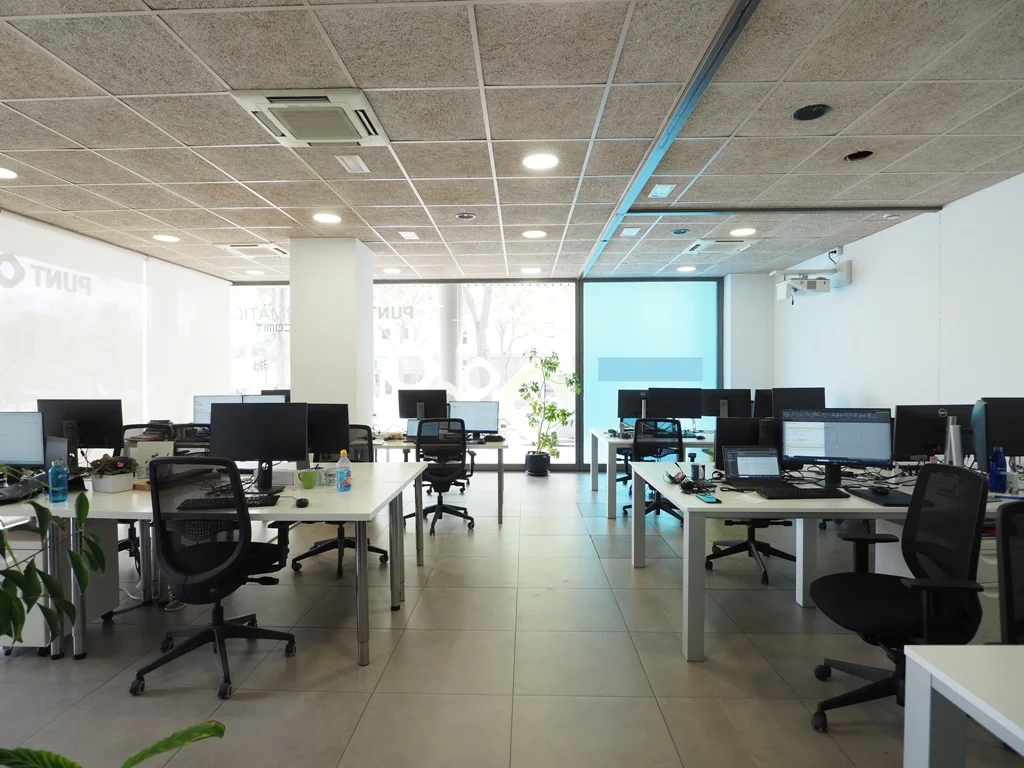 Reformed Granollers commercial unit, 153 m²