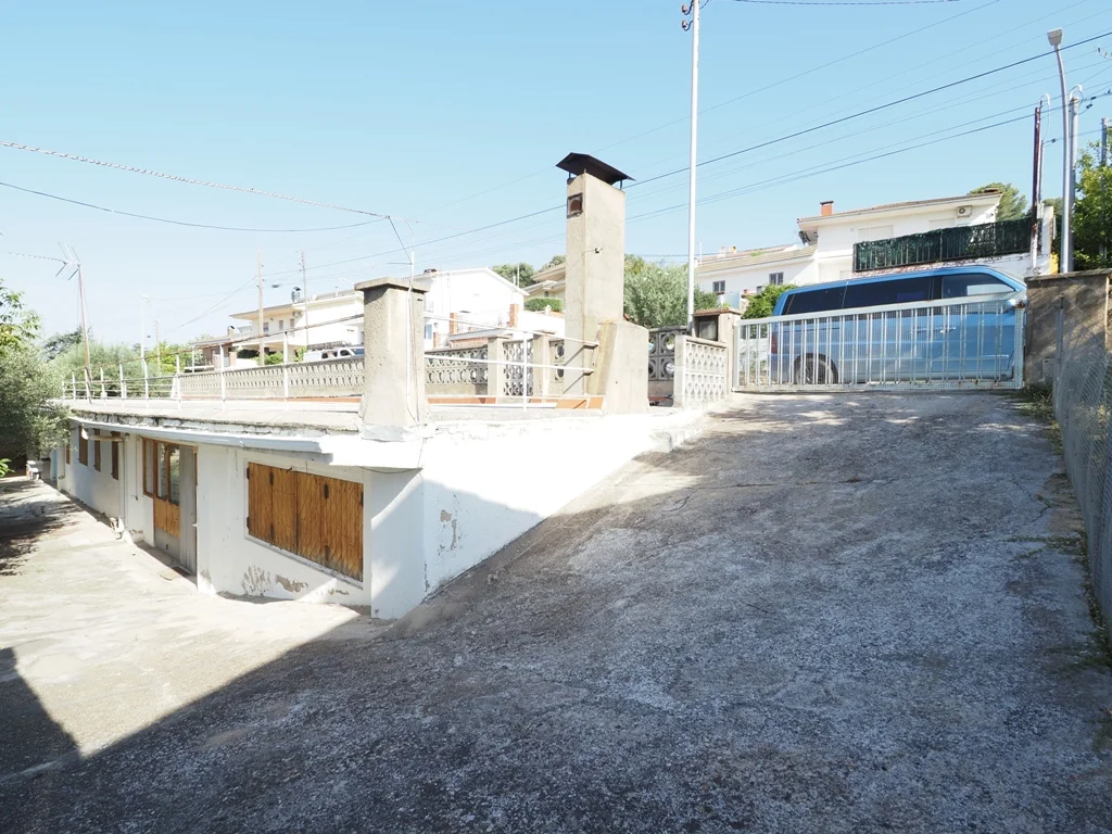 Parcela urbanizable en Can Suquet con almacenes