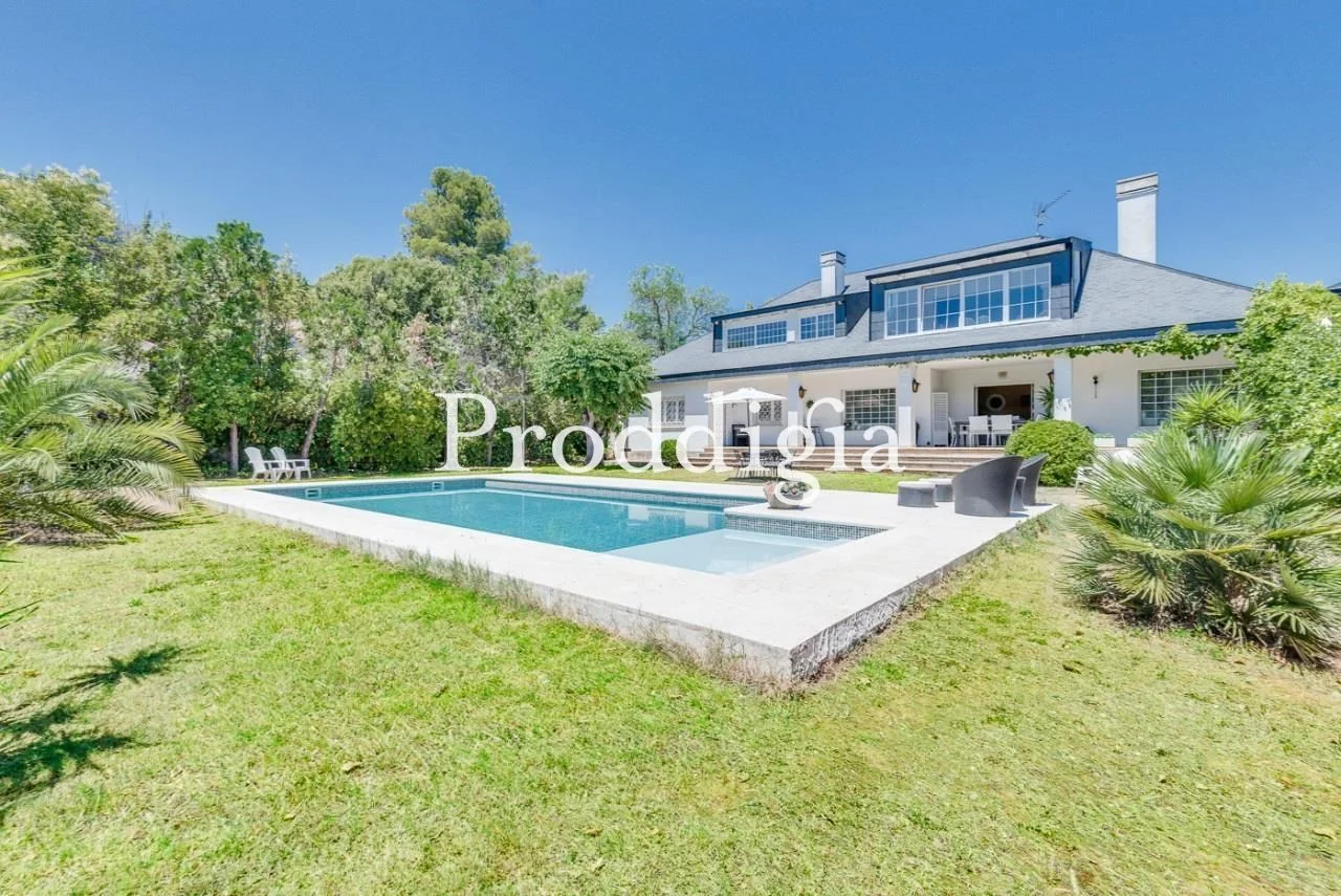 Chalet with dual-unit layout, 650 m²