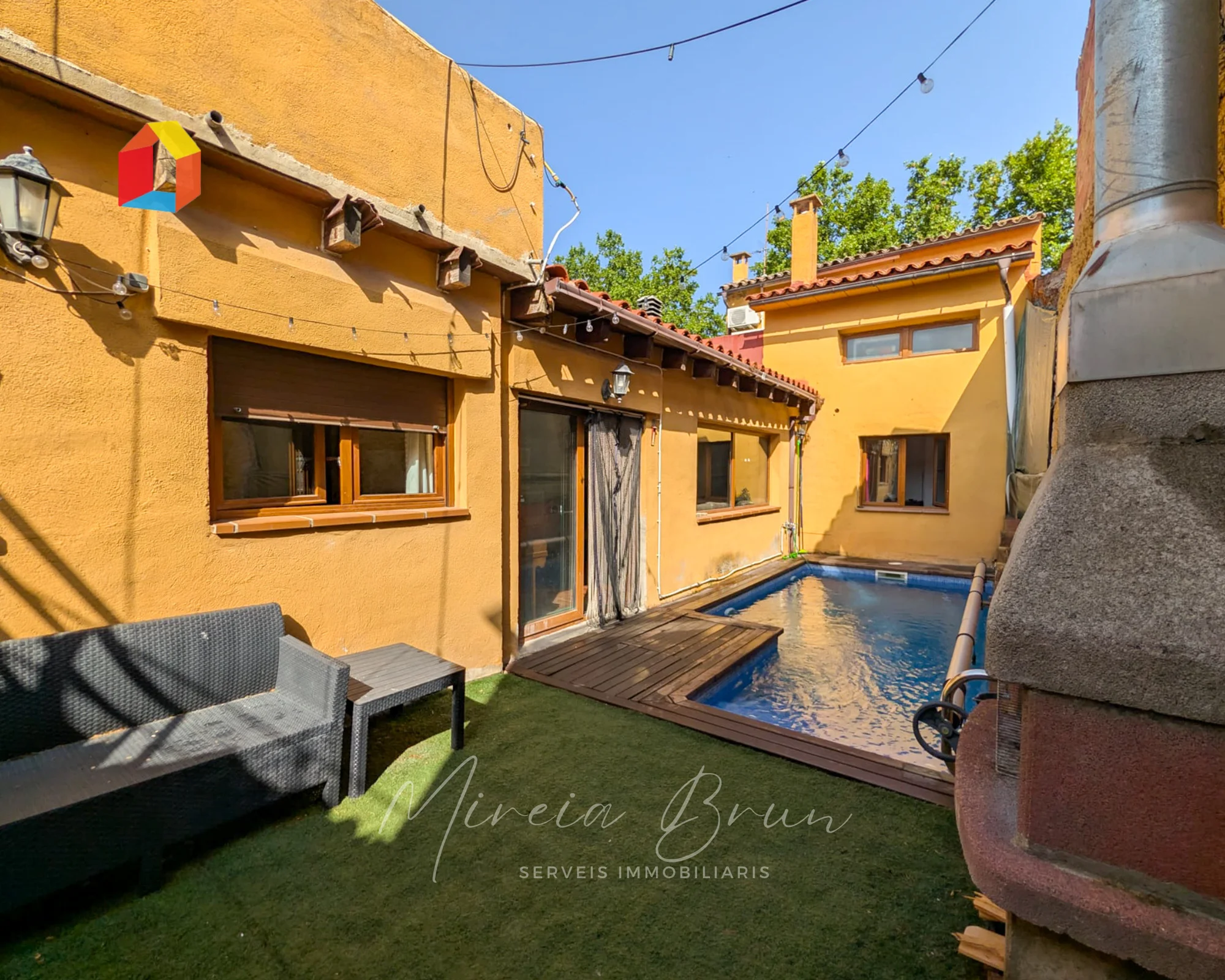 Five-bedroom home with pool and terrace